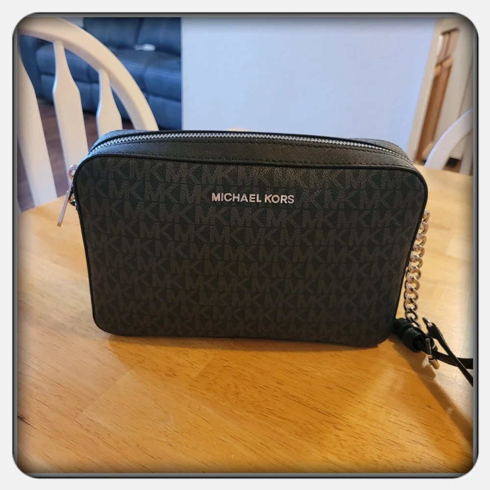 EUC Michael Kors Black Jet Set East West Large Crossbody